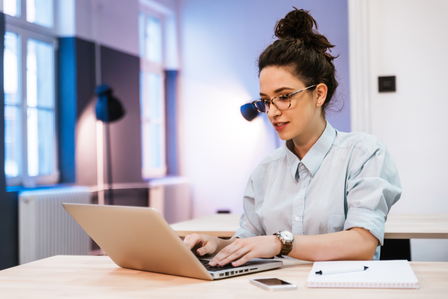 mulher acessando o computador representando o ato de consultar precatório pelo nome